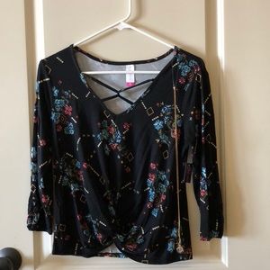 Patterned tie knot shirt with cute necklace